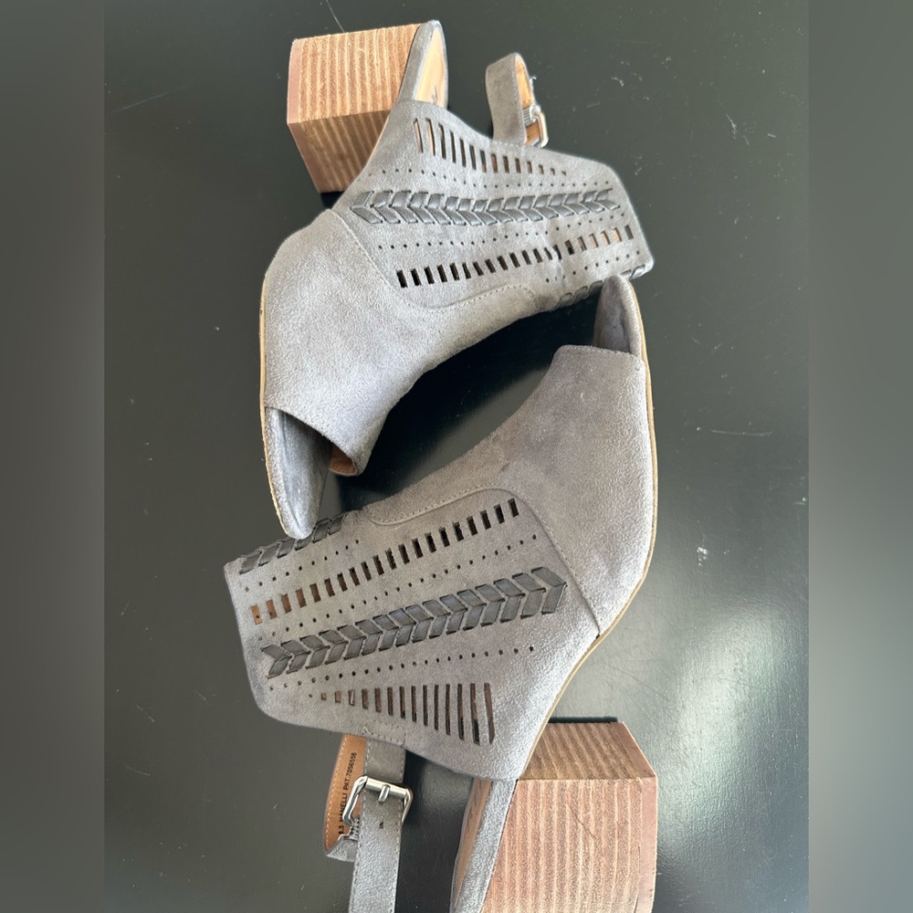 Report Hanelli Ankle Bootie Grey block heel 8.5